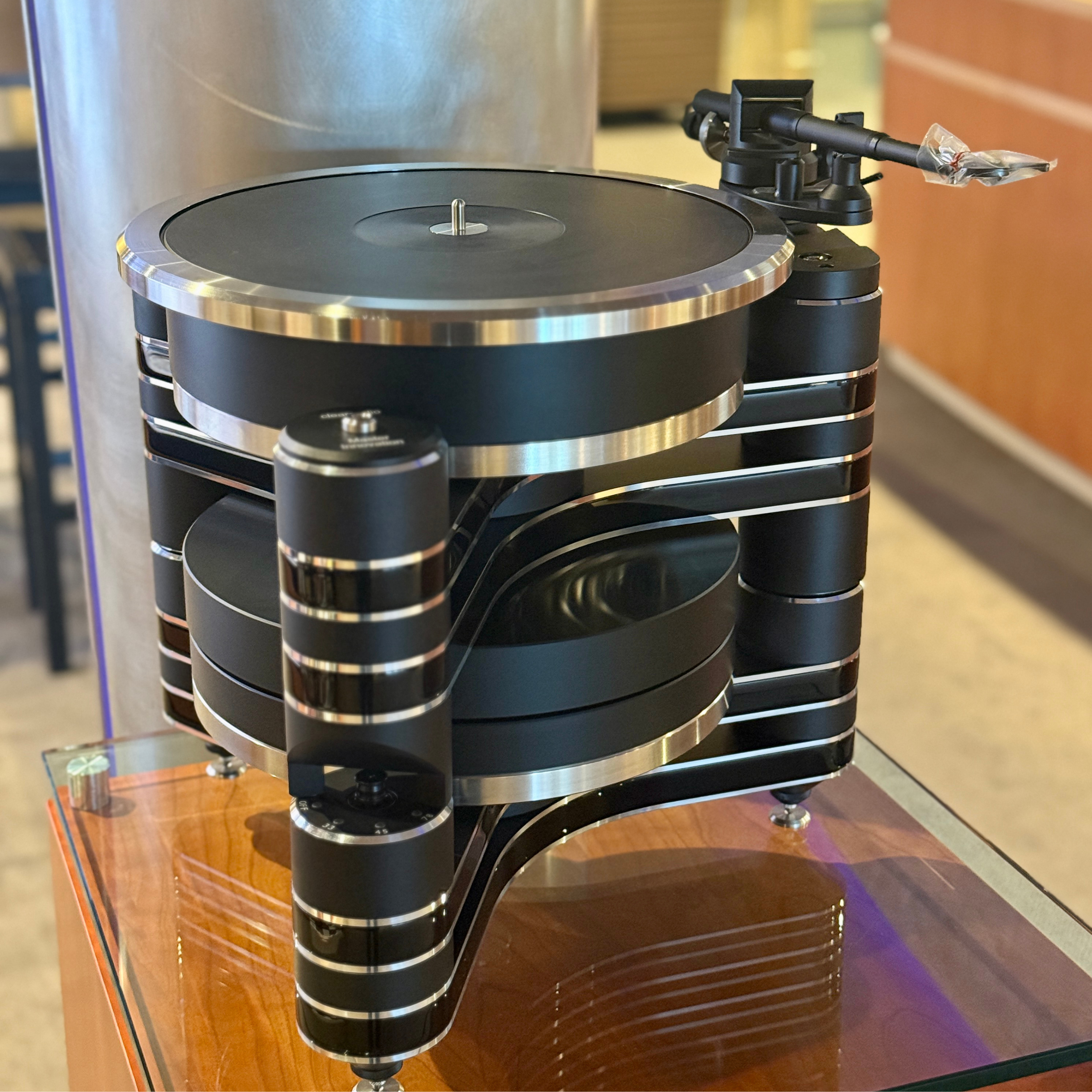 Pre-owned Clearaudio Master Innovation with 9" Universal Arm  /  Gloss Black